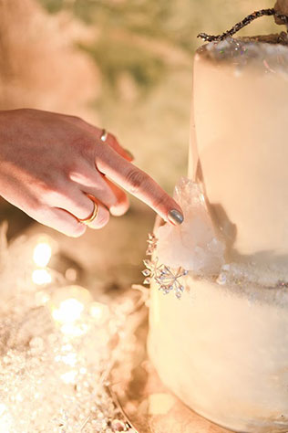 Ледяная геометрия: свадебная фотосессия в студии, зимний свадебный торт