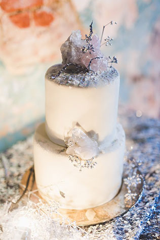 Ледяная геометрия: свадебная фотосессия в студии, зимний свадебный торт