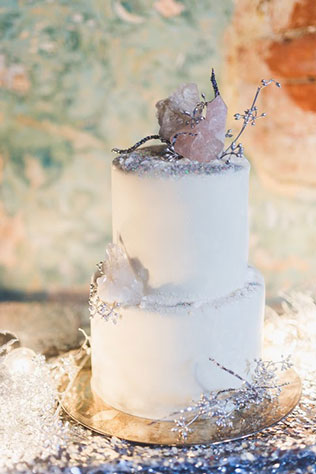 Ледяная геометрия: свадебная фотосессия в студии, зимний свадебный торт