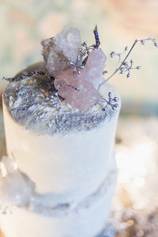 Ледяная геометрия: свадебная фотосессия в студии, зимний свадебный торт