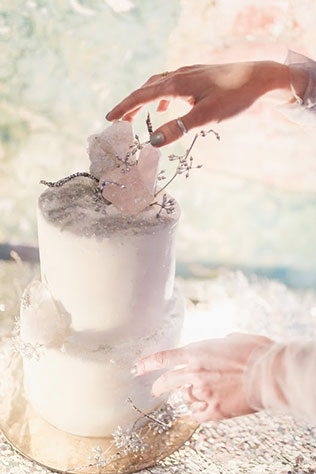 Ледяная геометрия: свадебная фотосессия в студии, зимний свадебный торт