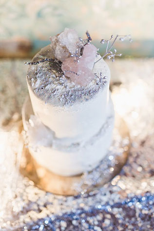 Ледяная геометрия: свадебная фотосессия в студии, зимний свадебный торт