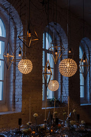 Ледяная геометрия: свадебная фотосессия в студии, в темноте, свет ламп