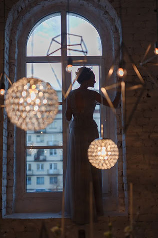 Ледяная геометрия: свадебная фотосессия в студии, невеста в темноте, свет ламп