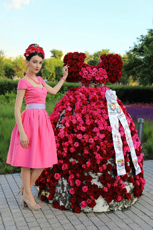 Свадебные платья из роз на Дне Эквадора