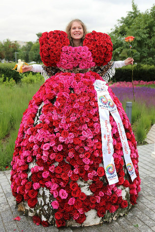 Свадебные платья из роз на Дне Эквадора