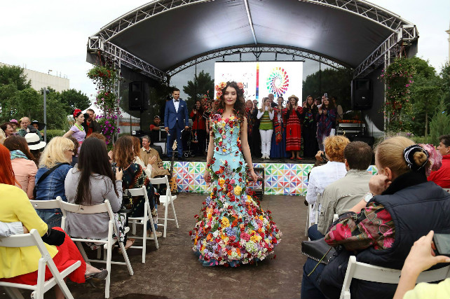 Свадебные платья из роз на Дне Эквадора