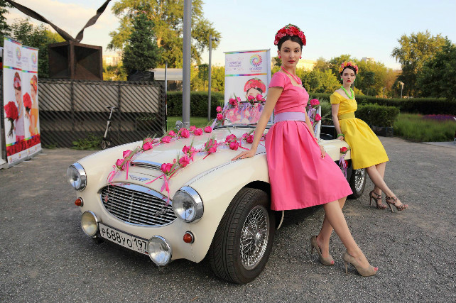 Свадебные платья из роз на Дне Эквадора