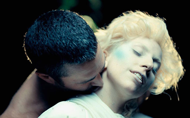 Леди Гага с женихом Тейлором Кинни