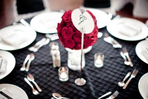Красный букет в декоре банкетного стола