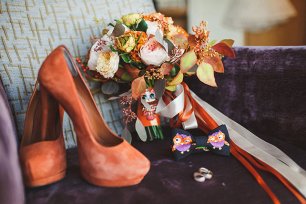 Совиная свадьба, туфли и букет невесты