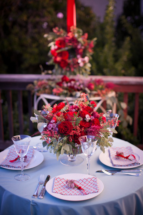 Декор банкетного стола в красном цвете