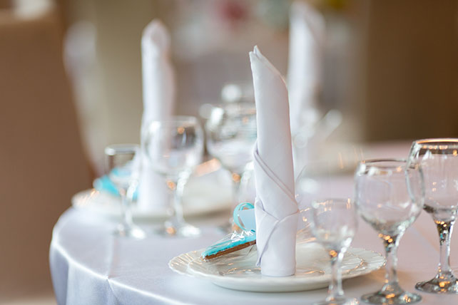 Бело-голубая свадьба, сервировка стола