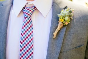 Галстук в клетку: красная и синия, и зеленая бонбоньерка