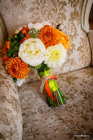 Зелено-оранжевая свадьба, букет невесты