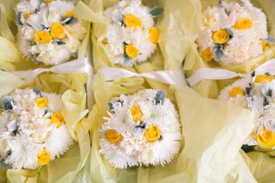 Серо-желтая свадьба, букетики подружек невесты