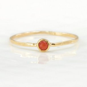 Обручальное кольцо с камнем кораллового цвета 
