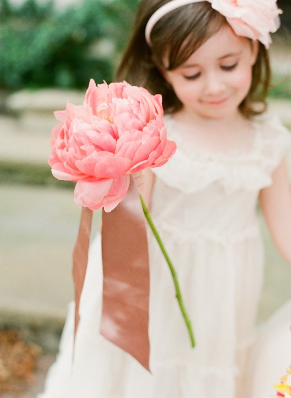 Цветочная девочка с одним цветком - пионом вместо букета