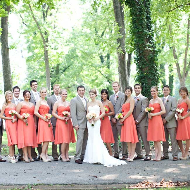 Платья подружек невесты коралловые, друзья жениха в серых костюмах