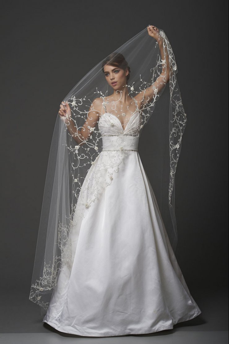 Образ невесты: фата с необычной вышивкой и платье на тонких бретелях