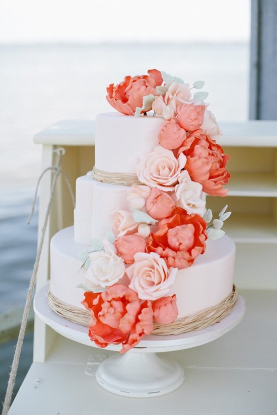 Белый свадебный торт с коралловыми цветами