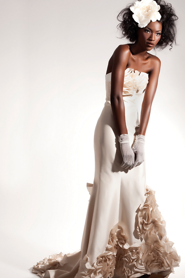 Образ невесты: платье с декором на юбке, крупный цветок на голову и перчатки