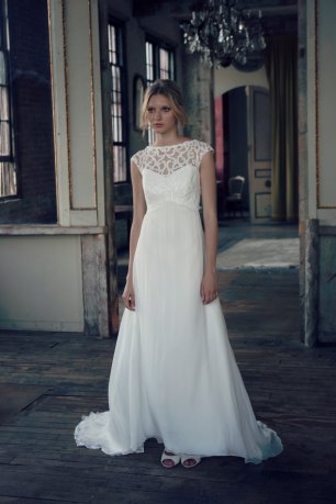 Платье невесты в пол с декорированным воротником