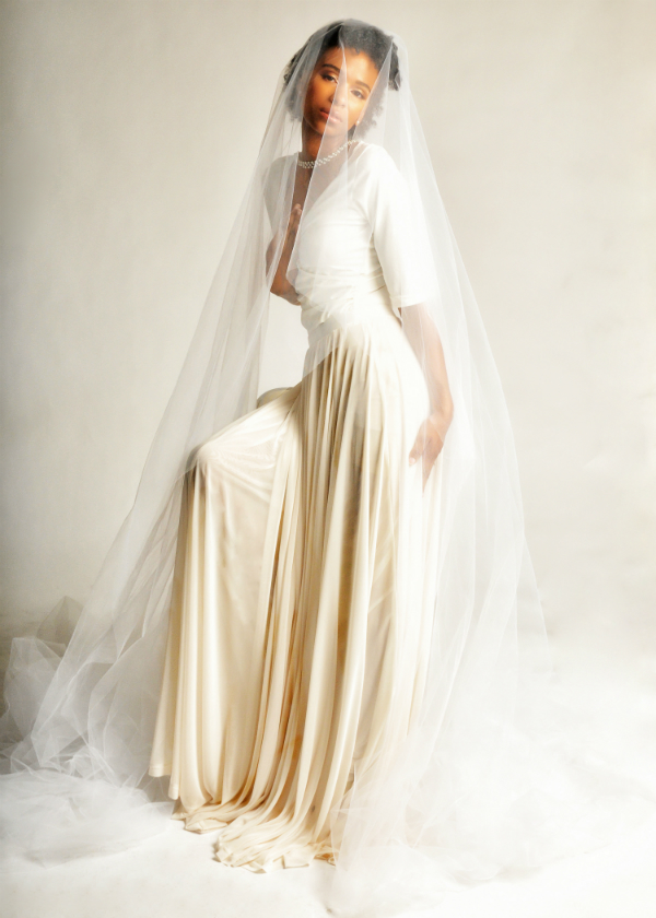 Двухцветное платье невесты со струящейся юбкой