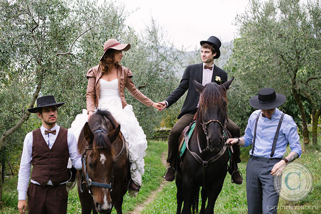 Невеста и жених на лошадях