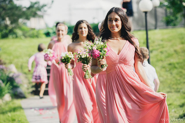 Подружки невесты в розовых платьях