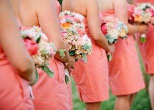 Платья подружек невесты в коралловом цвете и букеты подружек невесты