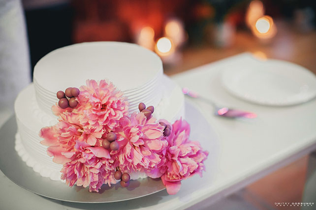 Свадебный торт, украшенный живыми цветами