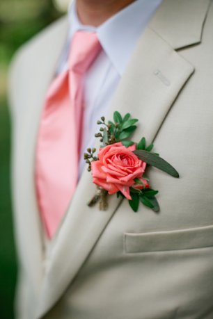 Бутоньерка жениха и розовый галстук