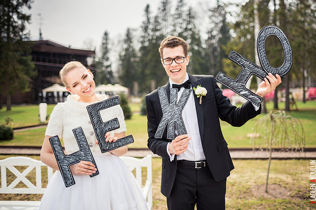 Жених и невеста с картонными буквами