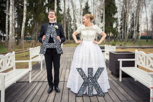 Молодожёны с картонными буквами