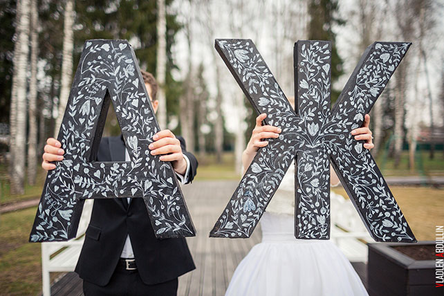 Жених и невеста держат буквы в руках