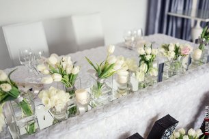 Зал ресторана, украшенный белыми тюльпанами