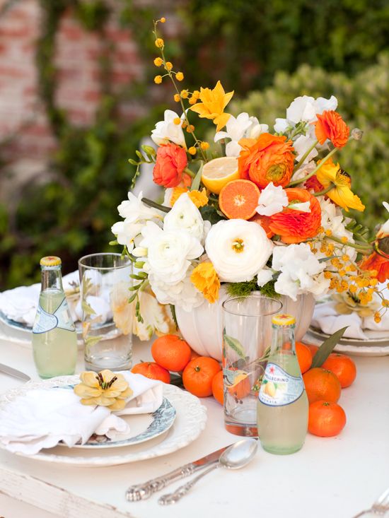 Оформление стола: оранжевые цветы, мандарины, напитки