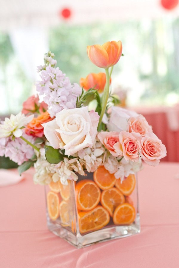 Цветы и апельсины в декоре банкетного стола на свадьбе