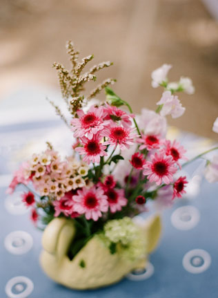 Ретро-свадьба в стиле 1950-х, цветочные композиции на столах