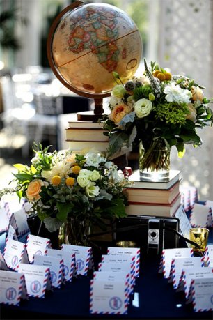 Свадебный декор: банкетные карточки, глобус, книги и цветы