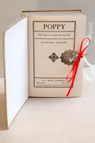 "Книга с секретом": подложка для колец