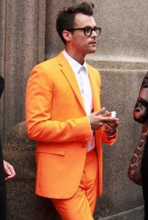 Костюм жениха оранжевый стильный