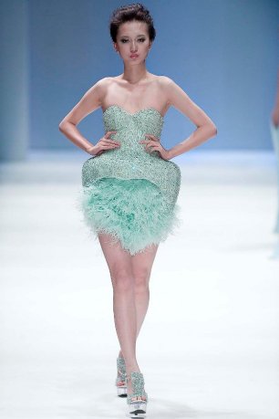 Платье невесты с перьями