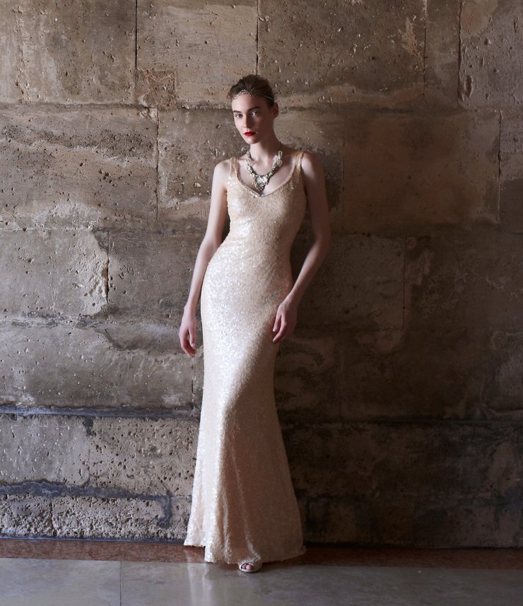Платье невесты минималистского дизайна с пайетками