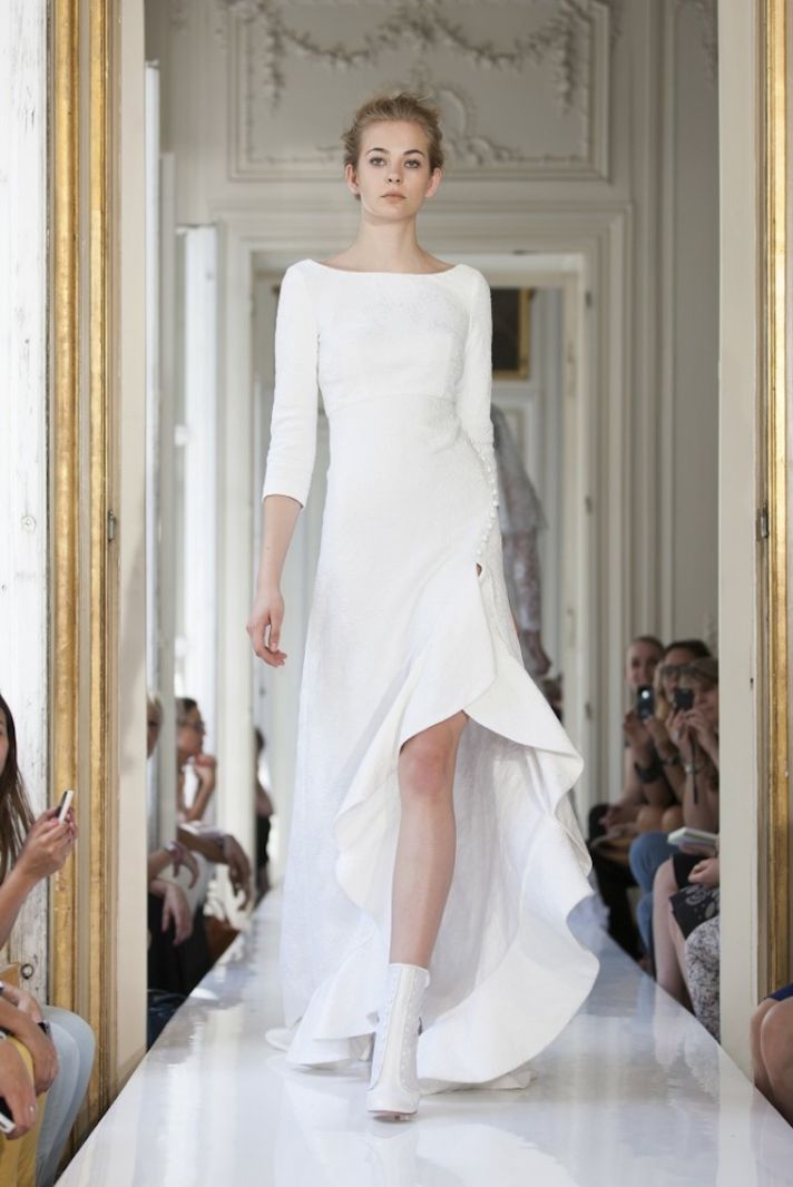 Образ невесты: платье с асимметричной юбкой и полусапожки
