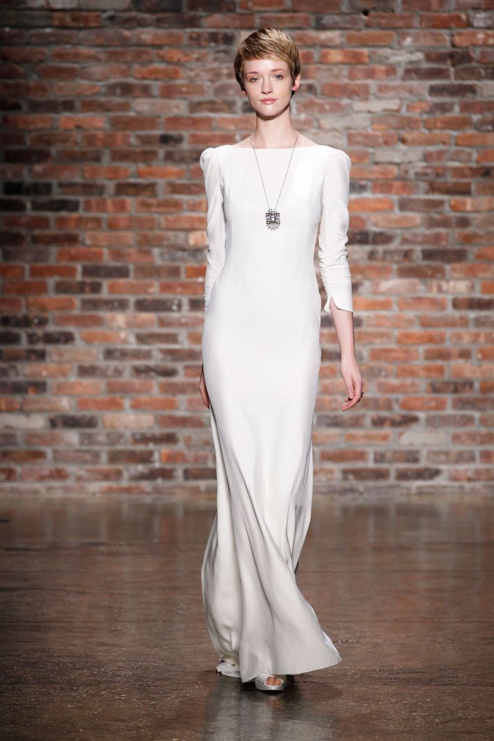 "Закрытое" платье невесты минималистского дизайна с кулоном