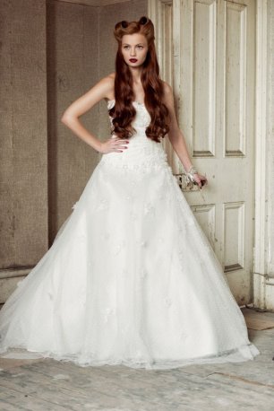 Платье невесты с вышивкой на юбке