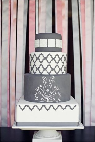 Свадебный торт с разными рисунками на ярусах
