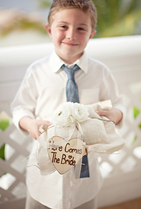 Маленький гость на свадьбе с подушечкой